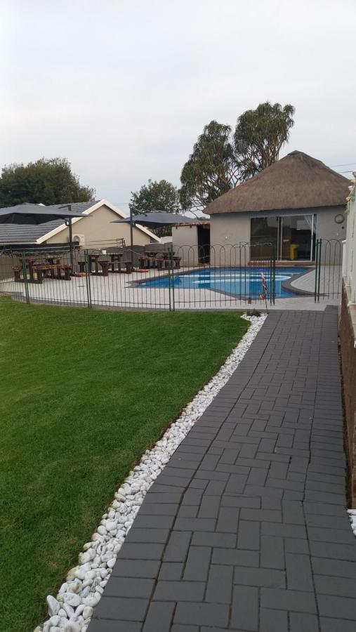 28 At Van Den Bos International Guesthouse Edenvale Exteriör bild