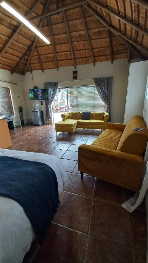 28 At Van Den Bos International Guesthouse Edenvale Exteriör bild